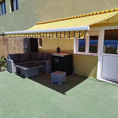 Mit Schoener Aussicht Und Terrasse