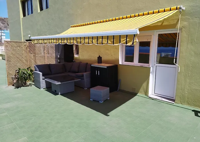 Mit Schoener Aussicht Und Terrasse