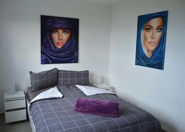 Mit Schoener Aussicht Und Terrasse *