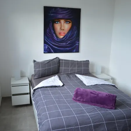 Mit Schoener Aussicht Und Terrasse *