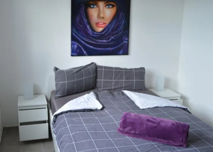 Mit Schoener Aussicht Und Terrasse *